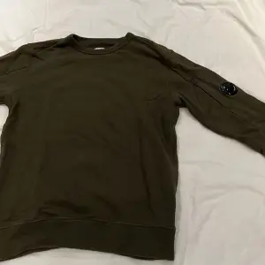 Säljer min gröna C.P company tröja  Tröjor har knappt använts och ser ny ut  Ny pris: 1100kr - 1500kr Stryker självklart ströjan innan köp
