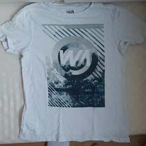 Vit T-shirt med tryck i st 146/152/XS - Vit T-shirt med tryck av olika blå nyanser med Warp märket i mitten. I st 146/152 men upplevs som XS eller möjligen XXS.