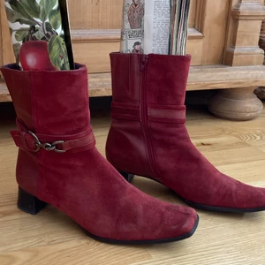 Röda skor - Röda kängor i bra skick, äkta läder. Med slitage som enligt mig bidrar till karaktär. Inte säker på fraktpris, måste kollas upp