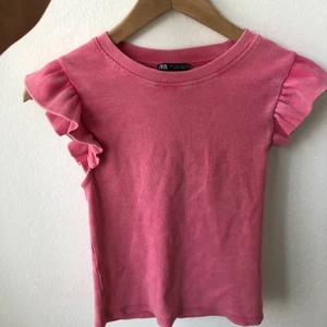 Topp - Superfin topp från zara i den perfekta rosa färgen!!💓 köpt för två år sedan och sparsamt använd, säljer då den inte längre kommer till användning💞 köparen står för frakt på ca 50 kr💓💓