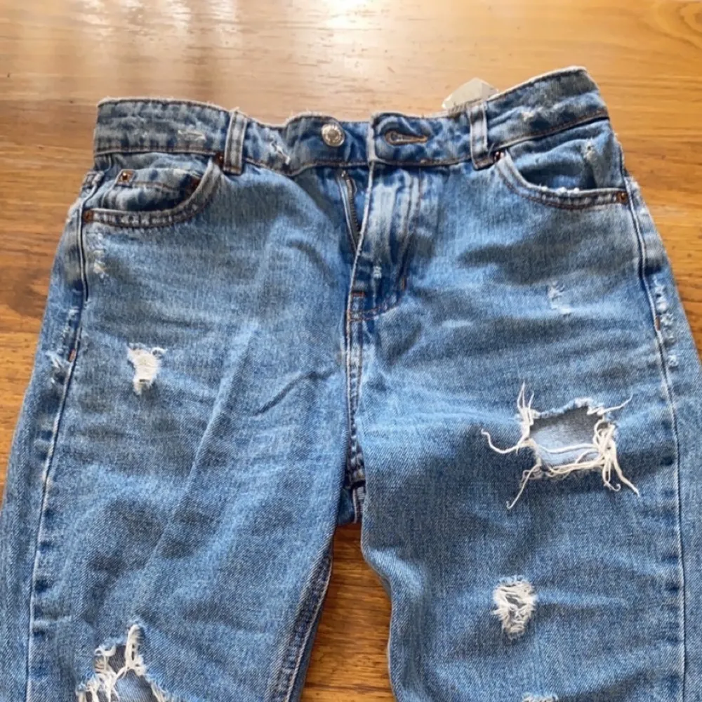Snygga blåa jeans ifrån pull&bear💙 nypriset var runt 400kr, säljer för 266kr inklusive frakt💙 kontakta för mer info eller bilder💙 om fler är intresserade blir det budgivning! Tror inte att de säljs längre! . Jeans & Byxor.