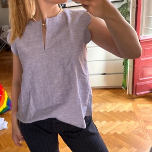 Blus &otherstories - Supergulliga linneblus i blått från & Other Stories. Storlek 38💙💙