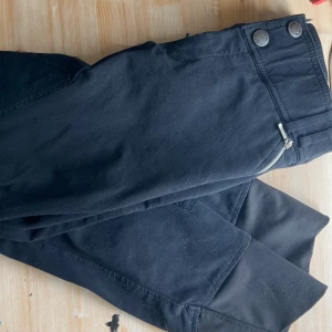 crw ridbyxor  - ett par crw ridbyxor, mycket använda och en söm har börjat släppa lite (sista bilden) men annars i bra skick. marinblå och halvskodda. Pris kan diskuteras 😊