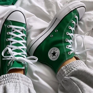 Gröna Converse  - Säljer mina gröna converse då det inte kommer till användning. Conversen är i storlek 39 och är i nyskick. Skriv vid fler bilder 🥰   Säljer för 500,vid fler intresserade blir det bud. Frakten delar vi på 💗