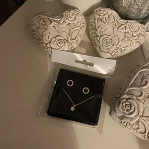 Oanvända smycken - Halsband med matchande örhängen till, jättefina!  Oöppnad förpackning, så oanvänd.  Jättefina! 