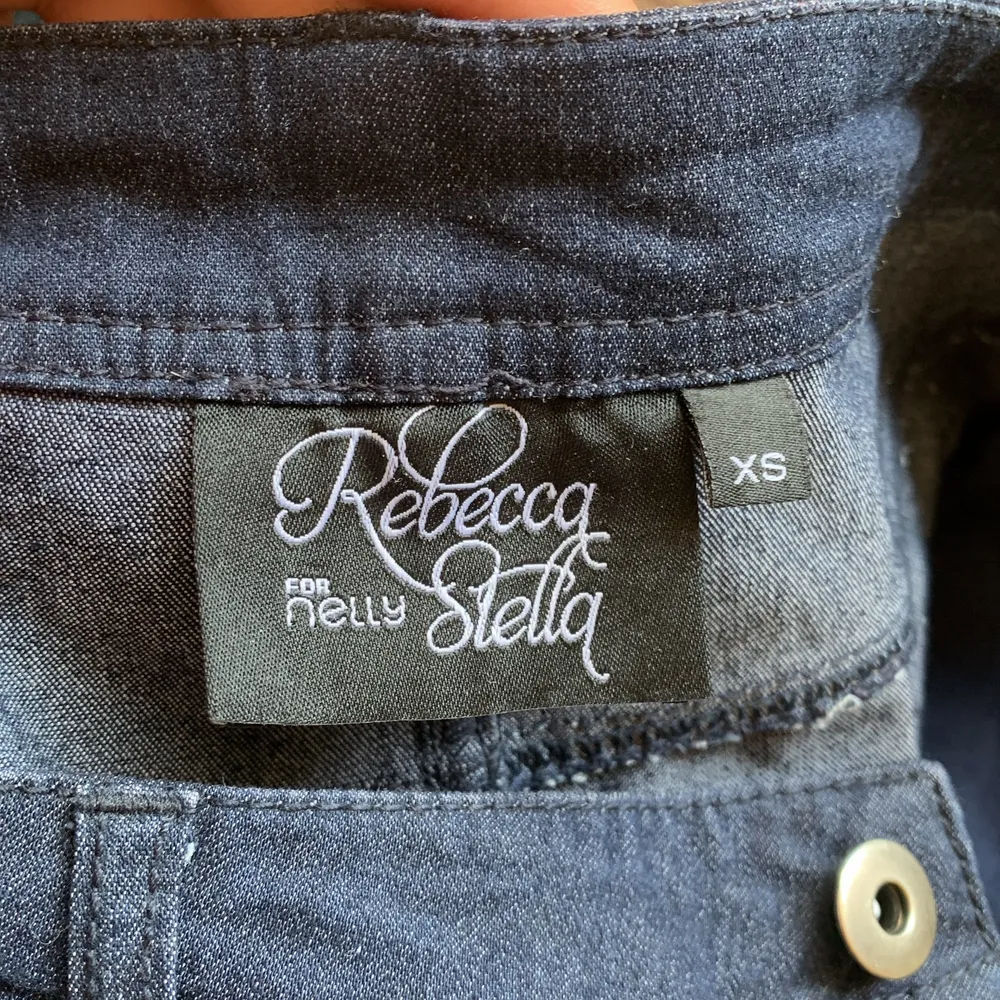 Säljer dessa mörkblåa jeans från Rebecca Stella X Nelly i storlek XS. Kan mötas upp eller frakta. 💗. Jeans & Byxor.