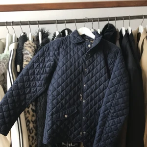 Stilig GANT jacka - Stilig mörkblå jacka ifrån märket GANT. Helt oanvänd. 