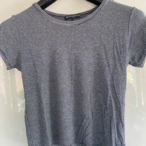 Croppad tshirt - Croppad T-shirt från brandy Melville 