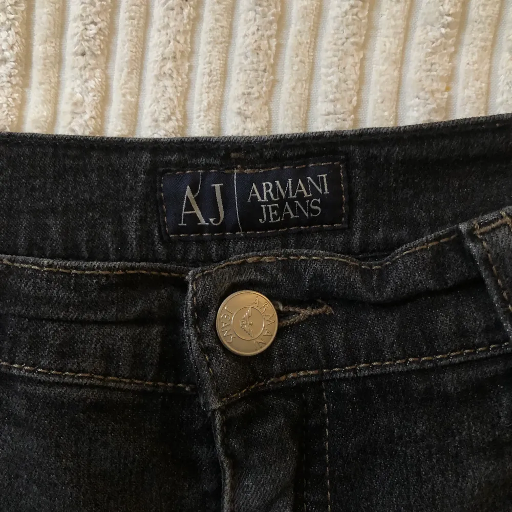 Säljer dessa snygga washed svarta raka armani jeans utav otroligt bekvämt jeans material. Strlk 32 men mycket större i passform funkar för S-M. Går att ha low waisted eller highwaisted beroende på vad man gillar.. Jeans & Byxor.