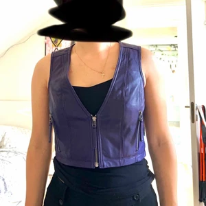 Lila skin väst - Säljer denna fina skinn väst köpt från Humana i jätte fin sick. Angivna storlek är 36 men passar mig som är storlek 38❤️ Pris kan diskuteras