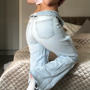 Zara Jeans - Super söta jeans 💘 köpta från zara storlek 36, passar nog bäst om du vanligtvis har S. Säljer pga för små 🥲 nypris: 500 kr. Köparen står för frakt 💘 skriv privat om du är intresserad. 