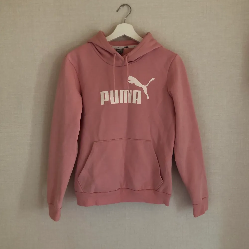 Rosa puma hoodie, hittar inte riktigt storleken men skulle säga S💓. Hoodies.