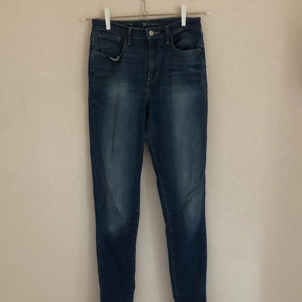 Skinny levis jeans i storlek S skulle jag säga💙. Jeans & Byxor.