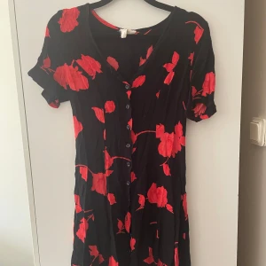 Kort klänning  - Second hand kort klänning i rött/svart. Oanvänd!