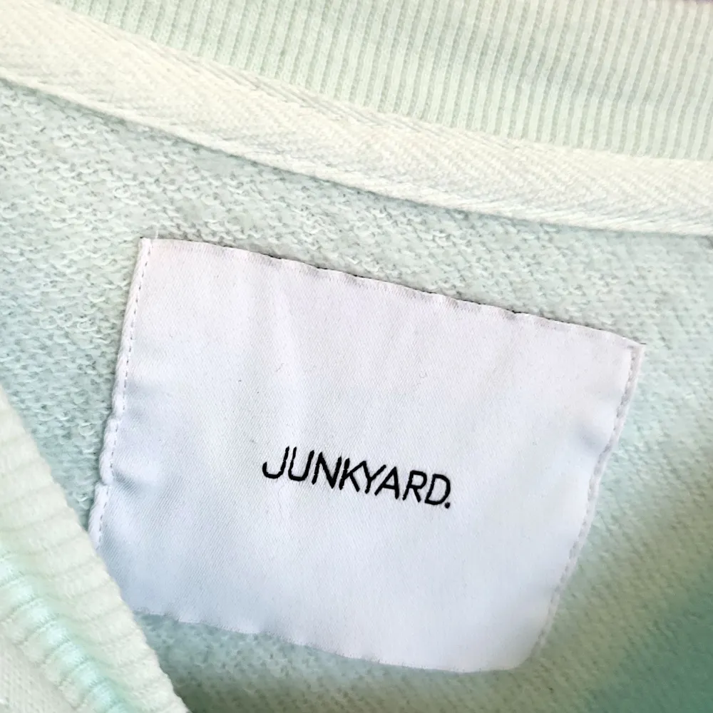 Snygg tröja Junkyard som går från ljus till mörkarörgrön (åt det mintaktiga hållet). Känns lite ovecsized (iaf om du är S).. Hoodies.