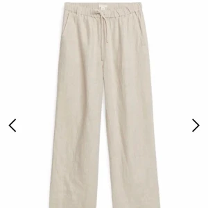 Linnebyxor  - Säljer mina beiga linnebyxor i 100% linne från arket. Dom är använda men i bra skick och sitter perfekt på mig som är 165cm. Köpta för 590kr