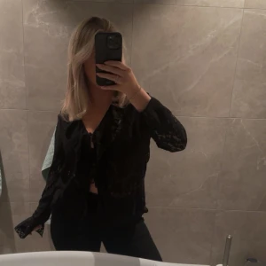 Spets blus Neo Noir - Helt oanvänd blus från Neo Noir (Prislapp kvar)  Beställde två olika stl och missade retur datumet så får försöka sälja den vidare här💕  Nypris 749 kr 