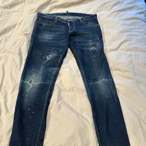 Säljer dsquared2 jeans Skick: 10/10 Nypris: 8000 Storlek: 36