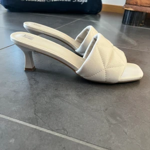 Klackar - Superfina beige/vita klackar i storlek 39, använde på min bal förra året, så är i nyskick💕💕💕jätte bekväma att gå i