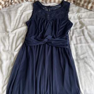 Marin blå klänning med lite glitter längst upp 