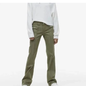 gröna hm jeans - INTRESSEKOLL!!! Köpte ett par jeans här på Plick som tyvärr visade sig vara lite för stora. Kollar om de är någon intresserad innan jag väljer att sälja! Skriv för fler frågor! ( Inte mina bilder)