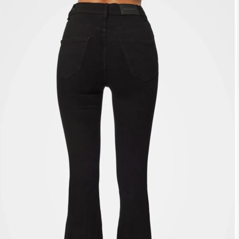 Säljer dessa svarta bootcut jeans från bubbelroom. Mid waist och storlek 36. Säljer då det inte kommer till användning. Nypris 499kr säljer för 199kr. Skriv för fler frågor💖. Jeans & Byxor.