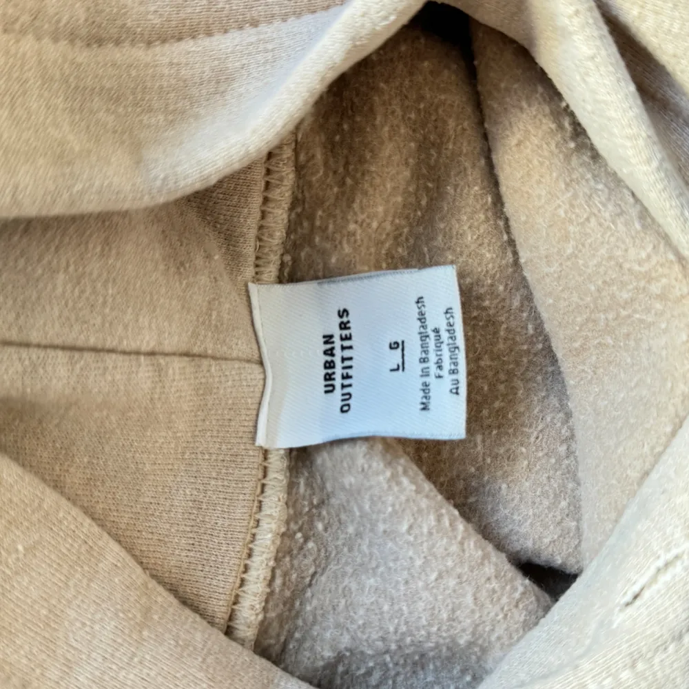 Vacker hoodie från Urban outfitters i storlek L, passformen är normal. Riktigt bra kvalitetskänsla. Kom med prisförslag om du vill diskutera priset.  (50% bomull 50% polyester)  Det är mer av en sandig färg IRL.. Hoodies.