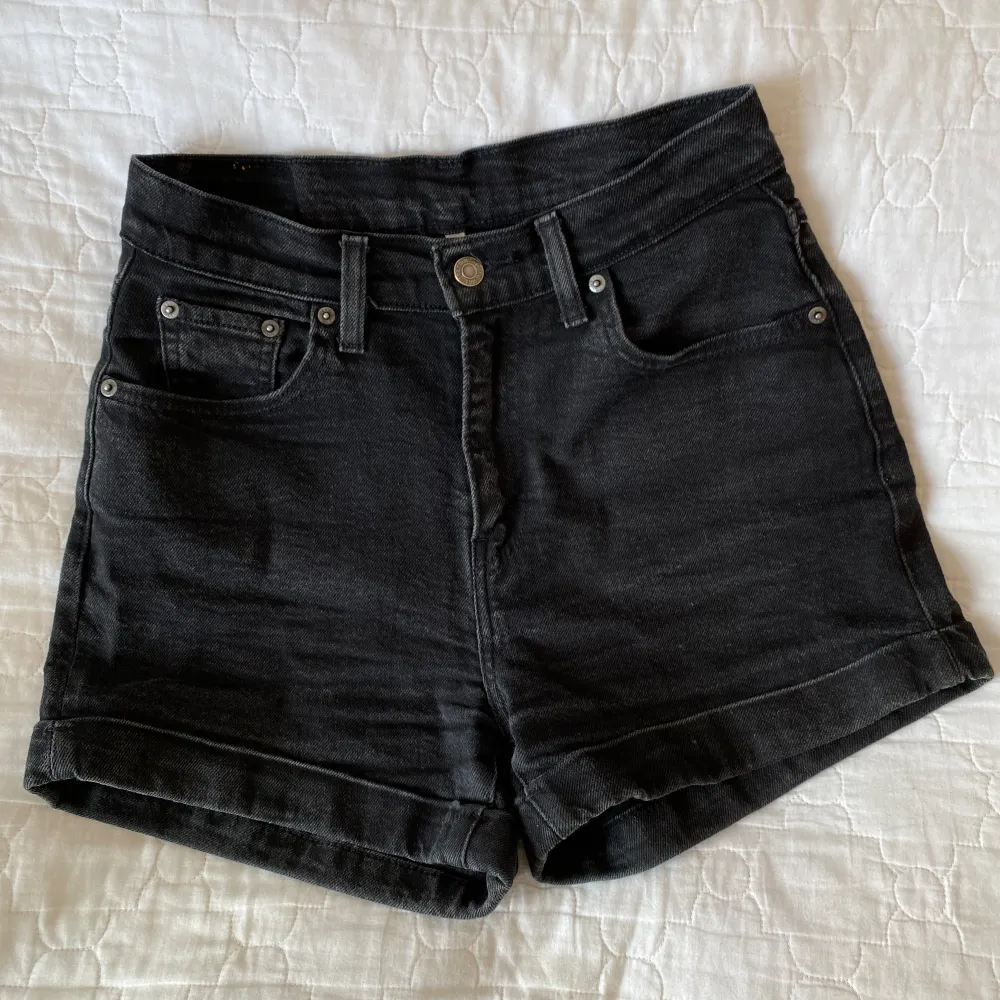 High Waist Levis jeans shorts i storlek 26(passar bra om du vanligvis har S/M i jeans).  Shortsen är svarta med kanter som ser mer urtvättade/gråa ut.  Väldigt bekväma och snygga shorts som jag inte använder längre 😊🌸. Shorts.