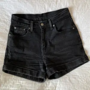 High Waist Levis jeans shorts i storlek 26(passar bra om du vanligvis har S/M i jeans).  Shortsen är svarta med kanter som ser mer urtvättade/gråa ut.  Väldigt bekväma och snygga shorts som jag inte använder längre 😊🌸