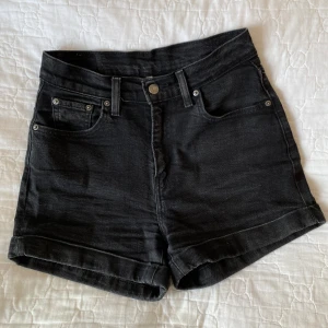 Levis Denim Shorts - High Waist Levis jeans shorts i storlek 26(passar bra om du vanligvis har S/M i jeans).  Shortsen är svarta med kanter som ser mer urtvättade/gråa ut.  Väldigt bekväma och snygga shorts som jag inte använder längre 😊🌸