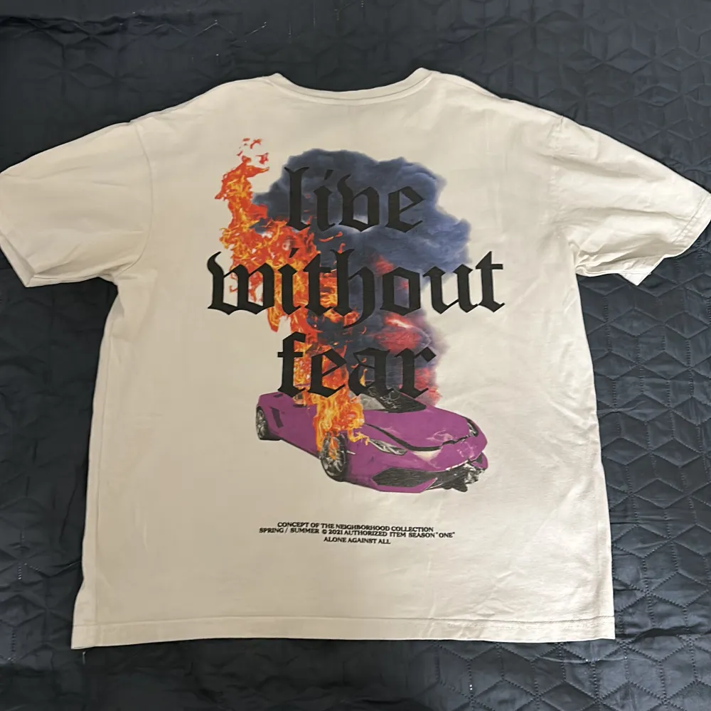 Snygg grafisk tshirt med tryck på ryggen. Köpt från Newyorker i somras. Skick 8/10, använt 4-5 gånger. . T-shirts.