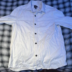 Vit overshirt - Aldrig använd, säljer pga använder inte.