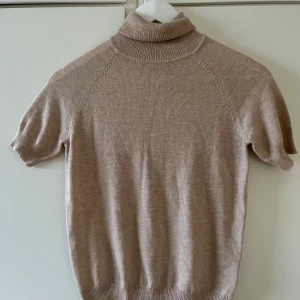 Stickad polotröja  - Stickad polotröja beige 