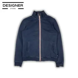 Säljer denna sjukt snygga Moncler fullzipen | Strl: 14 y, fits xs/s| Cond: 6/10, lite urtvättad | OG: inget | Kontakta oss privat om du har någon fråga eller önskar fler bilder🤝🤝