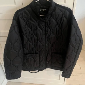 Vårjacka🩵 - Fin mörkblå/svart vårjacka med bubbligt mönster från Stay🩵använd ett fåtal gånger så väldigt bra skick☺️