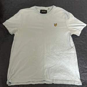 Clean Lyle Scott t-shirt. Inte alls använd då jag fick den som en present men den var för stor och glömde sedan om den, skick 10/10. 