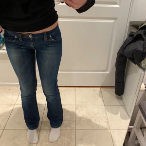 Lågmidjade jeans  - Säljer dessa jeans som jag köpte på vinted men som tyvärr inte passade mig🤍 midja 37cm innerbenslängden 76cm🤍 jag är 170 cm🤍 super fint skick, inga slitningar nere vid fötterna eller så🤍