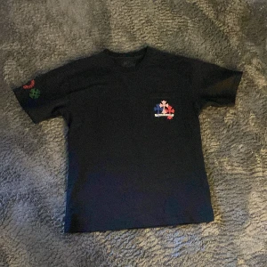 Fet chrome hearts t-shirt. - riktigt snygg chrome hearts t-shirt, nästan aldrig använd och ser helt ny ut. Inga hål eller nått👌👌 pris går att diskuteras