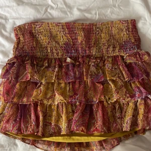 Zara kjol - Säljer denna assnygga kjol från zara i storlek L men den passar nog mer en M och S(den är liten i storleken)