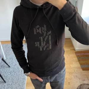 Tja! Säljer denna svarta Saint Laurent hoodie i perfekt skick! Nypris ligger runt 7000-8000kr!