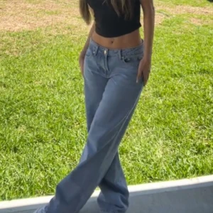 WEEKDAY ROWE JEANS - Supersnygga blåa jeans i trendiga modellen ROWE. Jag köpte de online och de var för små för mig som brukar ha M i byxor så skulle säga att de sitter som på första bilden om du normalt sätt bär XS/S. Riktiga färgen syns bäst i andra och sista bilden!