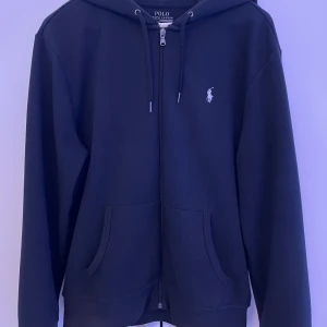 Ralph Lauren Zip Up - Ralph Lauren Zip Up tröja i storlek M. Är i hyfsat skick. Säljs då den inte används så mycket längre. Är lite nopprig men inget som syns.
