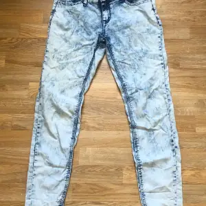 Whitewashed skinny low waist jeans från FB sister/About You. Säljer för att jag inte använder dem längre
