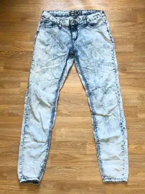 Whitewashed skinny low waist jeans från FB sister/About You. Säljer för att jag inte använder dem längre