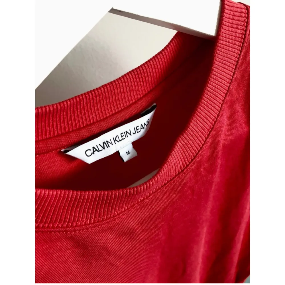 Ursnygg klänning från Calvin Klein i storlek M!  Markerad midja, fantastiskt skönt material och härlig röd färg. Färgen stämmer BÄST in på bild 1, 2 och 4!❤️ Normal passform, något stretchig i midjan.  Köpt på Johnells för ca 1000kr.. Klänningar.
