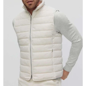 Vit väst  - En vit väst från märket bläck, Köpt drygt 1-2 veckor sedan men kom inte till användning lika mycket som jag trodde, Endast använd 1 gång, Nypris 999 Skickad samma dag om beställd innan 21 Storlek S men passar M