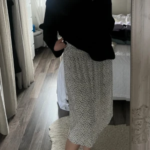 Plisserad kjol   - Ribbad minikjol i silke med ett jättefint mönster! Helt ny🩷 funkar även att ha som kort klänning. Slutsåld på hemsidan & ordinariepris 349
