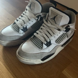 Jordan 4’s - Säljer mina jordan 4s military black då det inte är min stil längre. Skorna är äkta och har några tecken på användning och det är därför jag säljer de till ett lågt pris. Hör av er om ni är intresserade, kan skicka mer bilder om det önskas ❤️