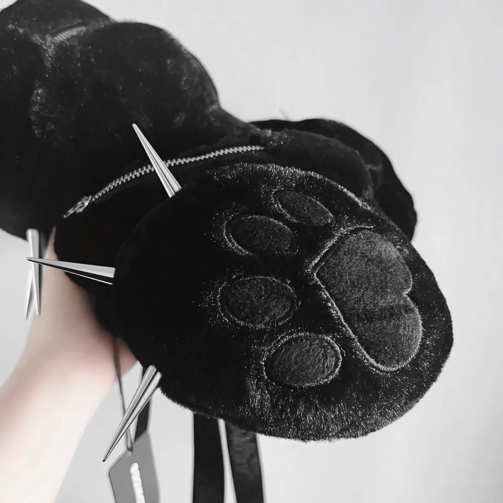 Coolaste alternativa nallebjörnsväskan från RACER med stora spikes! 🖤⛓️🔪Snygga detaljer såsom ett klippt öra och örhänge i andra örat och alla blixtlås är äkta fack. Ny med tag! ✨Köpt för €150 (1500kr) men säljes för 950kr. Köp nu 💌. Väskor.