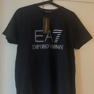 EA7 emporio Armani T shirt  - Helt ny emporio Armani herr t shirt  Passar Storlek S/Xs  
